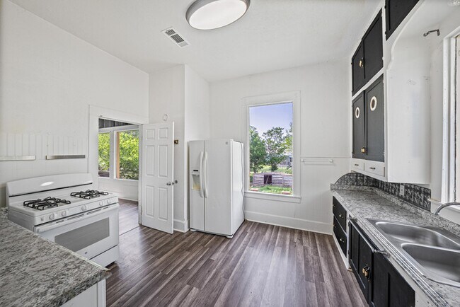 Building Photo - 433 Davilla St