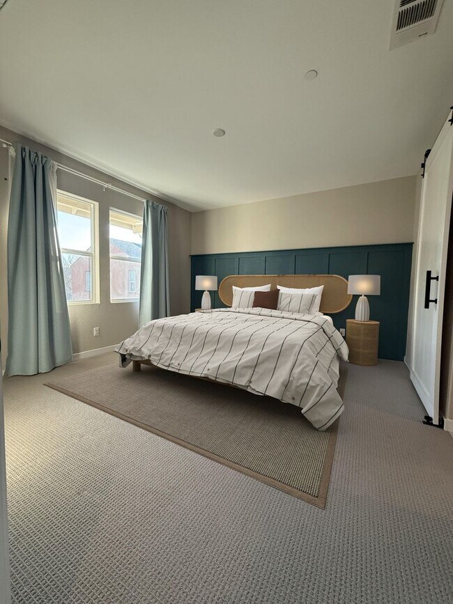 Foto del edificio - Stunning 3 bedroom and 2.5 bathroom home in McKinley Village!