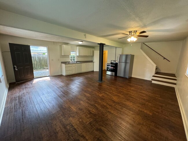 Building Photo - 1/1 Garage Apartment in Old Summerville Pa...