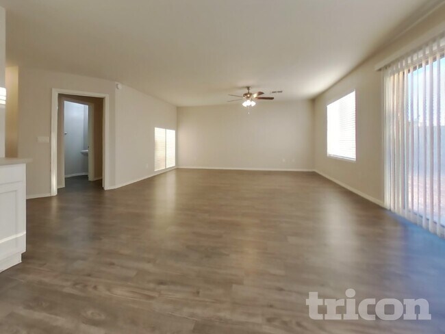 Foto del edificio - 3017 N 89th Dr