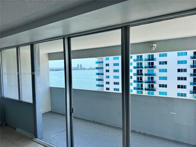 Foto del edificio - 7545 E Treasure Dr