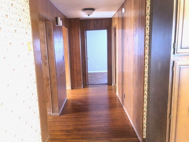 Foto del edificio - Neat 3 BR house in south Bloomington. Hard...