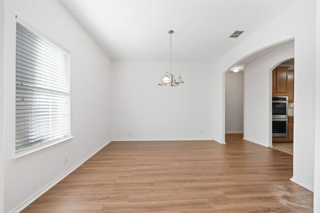 Building Photo - Charming Home Awaits: Spacious & Modern Li...