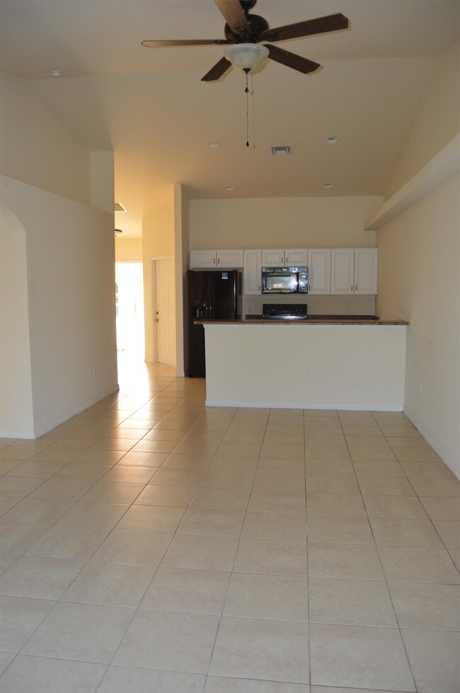 Foto del edificio - 823 SW 32nd Terrace