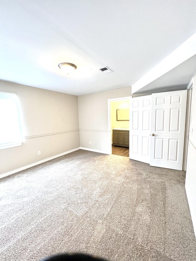 Building Photo - 601 Skyview Dr