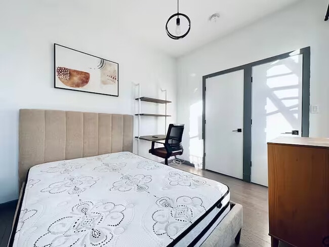 Foto del edificio - Furnished room/NOT APARTMENT