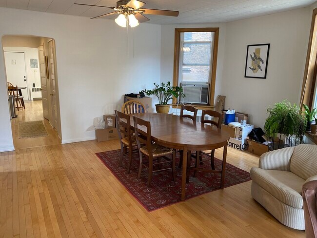 Foto del edificio - 2246 W Augusta Blvd