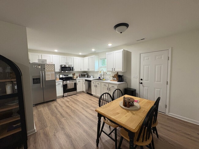 Foto del edificio - 328 Clark Rd