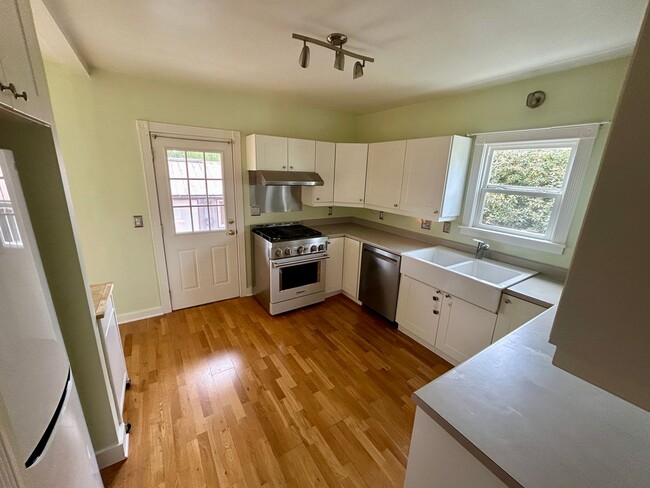 Building Photo - Charming 2 bedroom 1 bathroom Ballard home