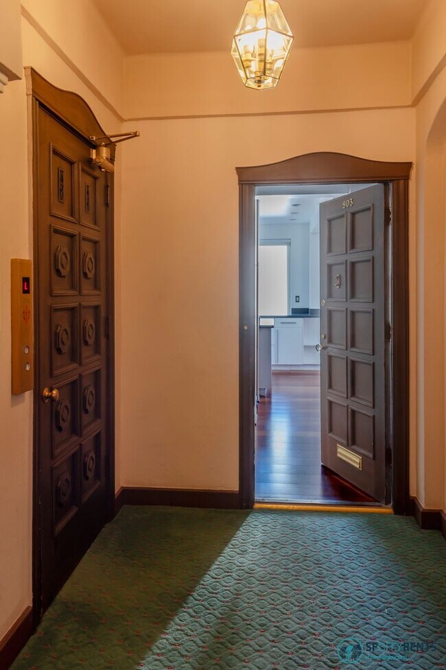 Building Photo - Union Square: Remodeled 1 Bed 1 Bath Corne...