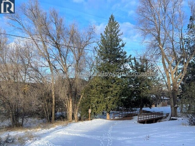 Building Photo - Charming 3 Bed 2 Bath On a Large Lot