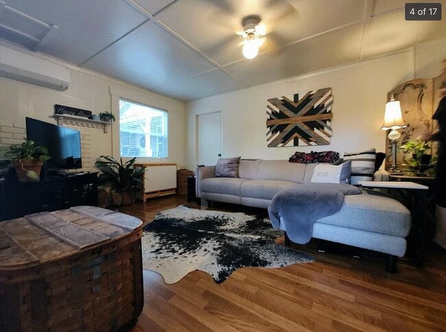 Living room with furnishings - 385 Foresthill Ave