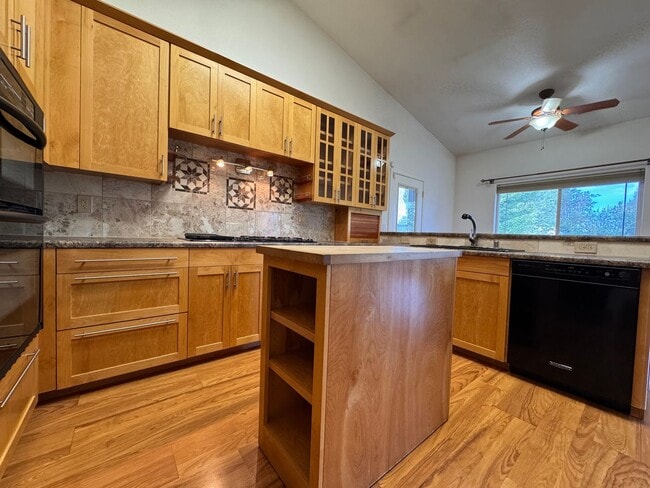 Foto del edificio - 471-825 Bantley Dr