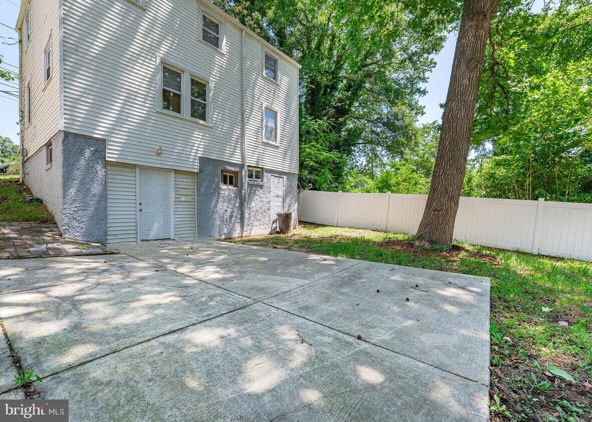 Primary Photo - 5711 Landover Rd