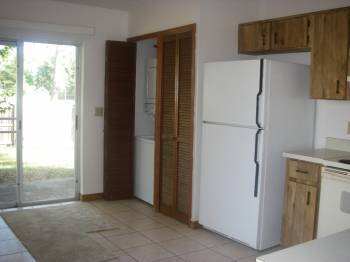 Building Photo - Spacious 2x2 duplex with fenced yard in cu...