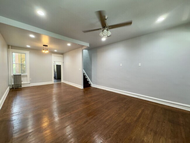 Building Photo - Charming 3 Bedroom/2 Bathroom Apartment in...