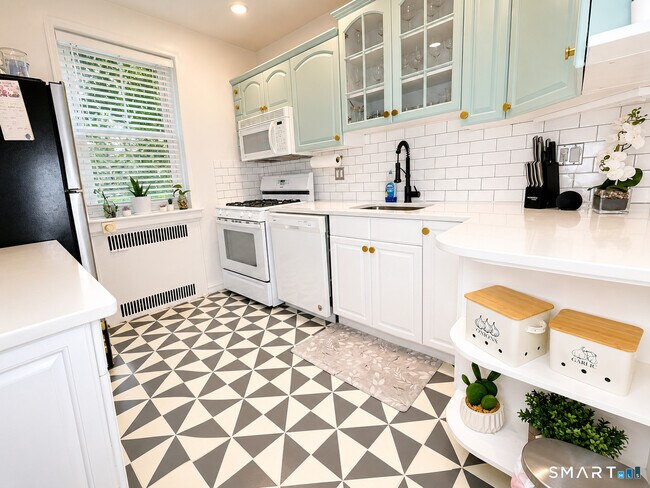 Foto del edificio - 70 Strawberry Hill Ave