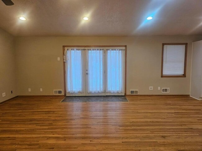 Foto del edificio - 1209 Pearson Pkwy