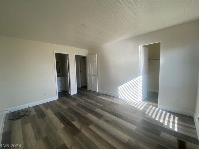 Building Photo - 5140 Golden Valley Ave
