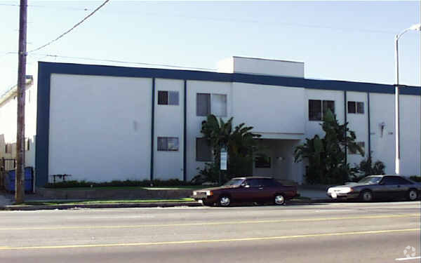 Building Photo - 5635 Laurel Canyon Blvd