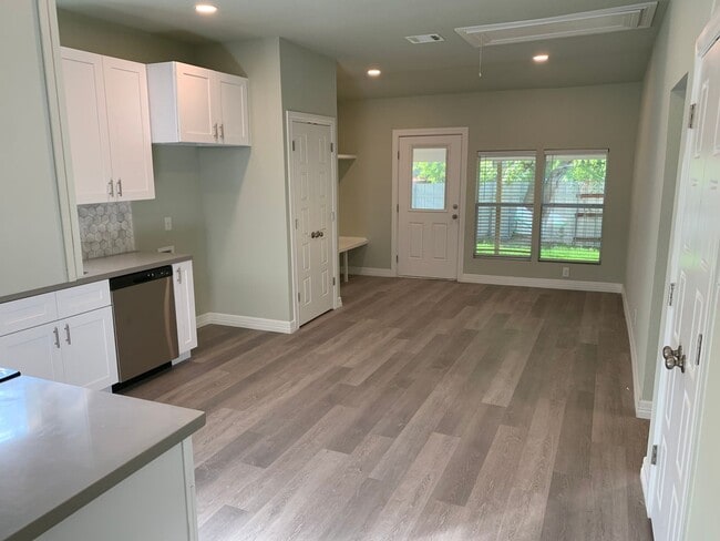 Building Photo - **MOVE - IN SPECIAL** MUST SEE!! Beautiful...