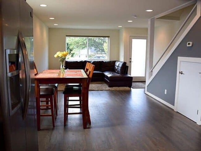 Building Photo - Magnolia Townhome