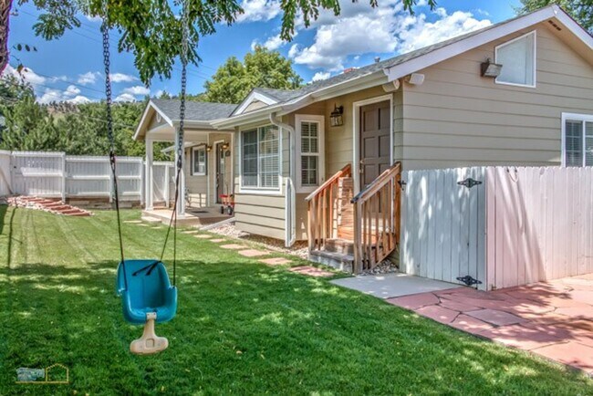 Foto del edificio - Trailside Living: 5BR Home Steps from Sanitas & Pearl Street