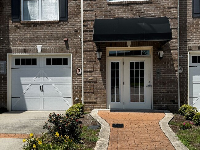 Building Photo - 3 Bedroom Condo