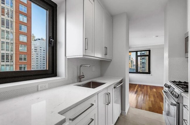 Building Photo - 160 E 65th St