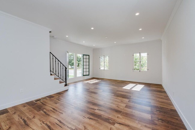Sala de estar frente a la vista - 5257 S San Vicente Blvd