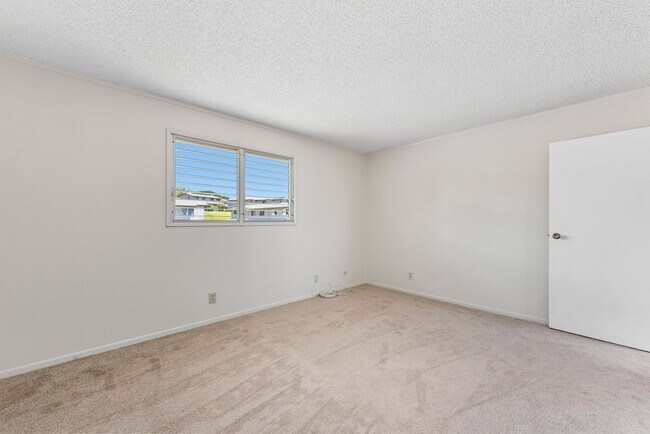 Foto del edificio - Townhouse with 3 bedrooms / 1.5 bathrooms / 2 assigned parking stalls