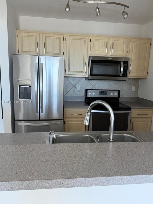 Building Photo - 2665 SW 37th Ave