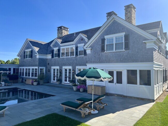 Building Photo - 3 Field Club Dr