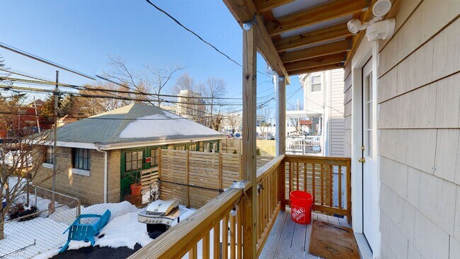 Building Photo - 5 br, 2.5 bath House - 62 Saunders St # 2J