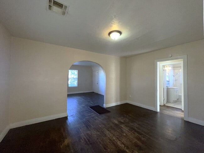 Building Photo - *** $500 Off Special Offer!! *** Charming ...