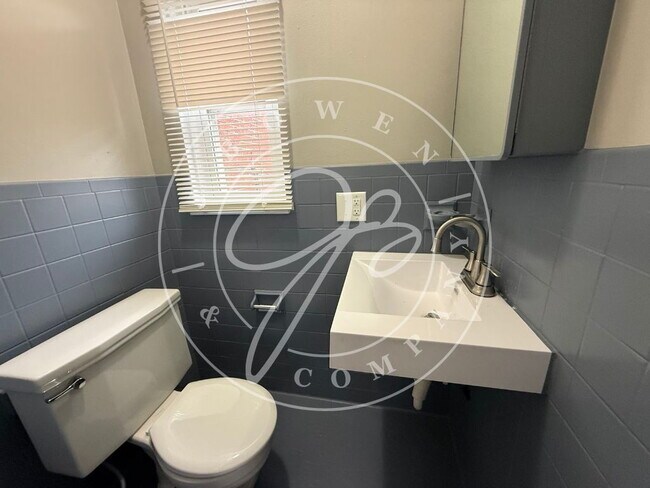 Building Photo - "Spacious 4-Bed Duplex in Toledo