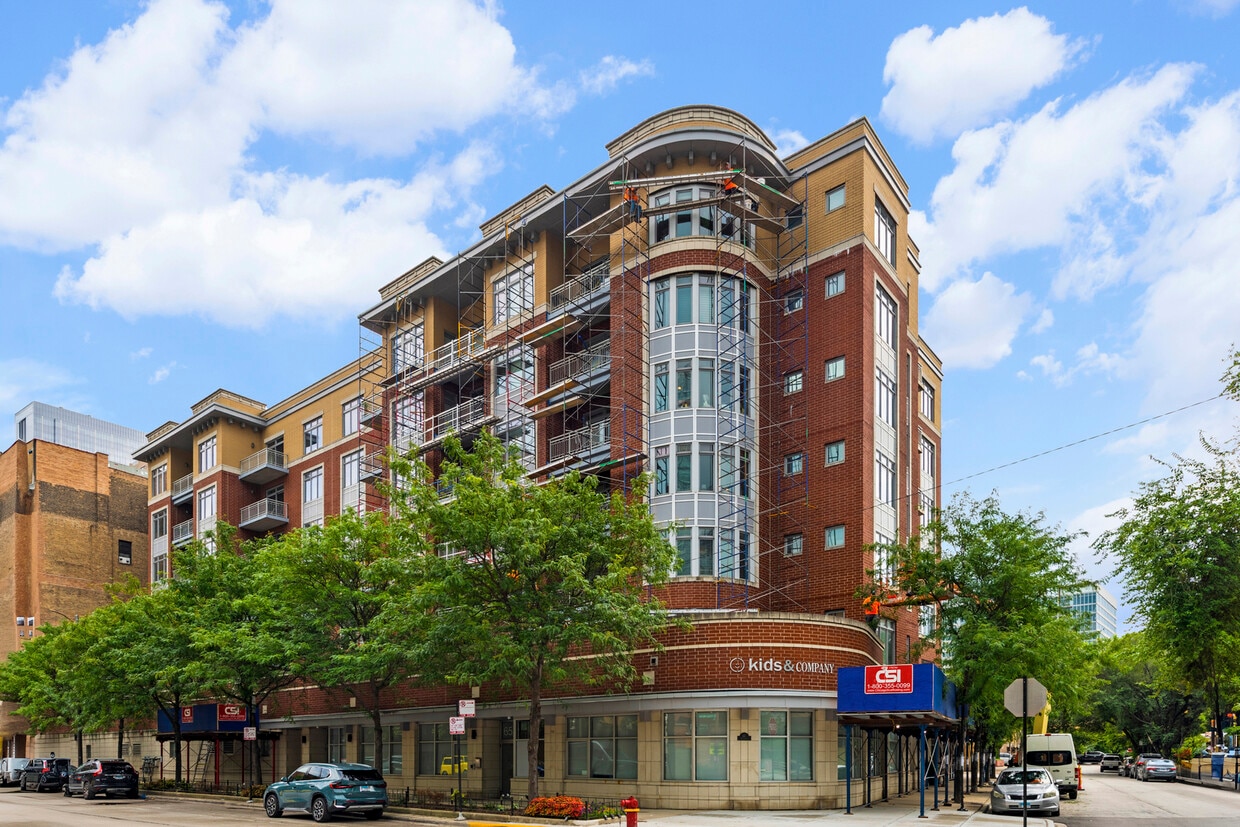 Primary Photo - 657 W Fulton St