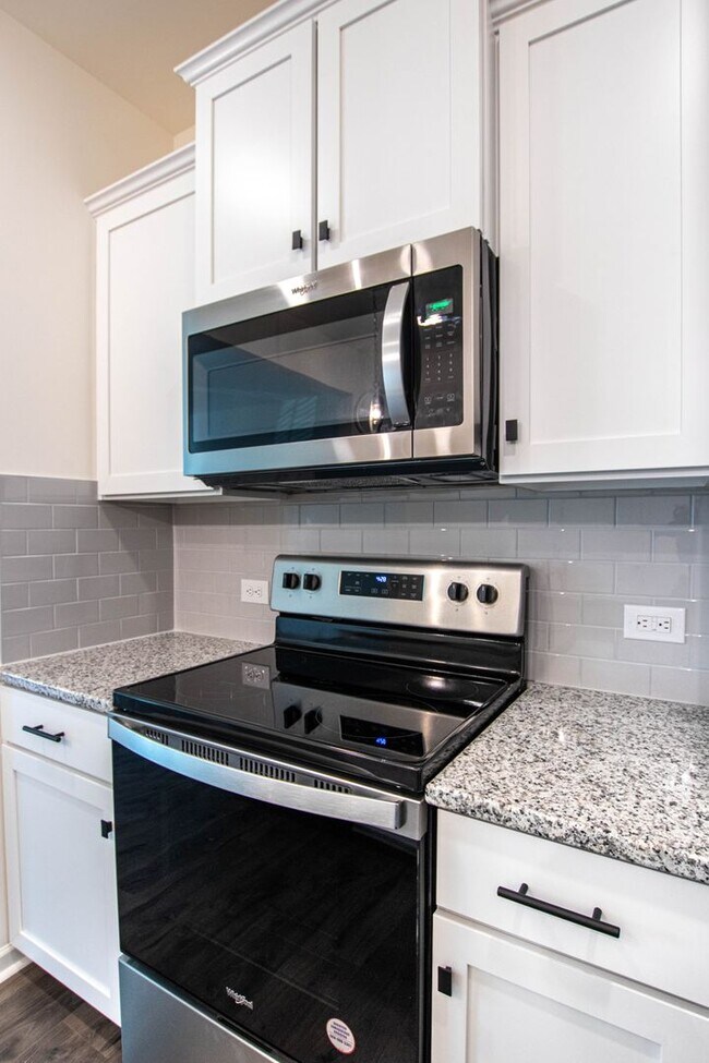Building Photo - BEAUTIFUL 2 Bedroom Townhome in MIDLAND