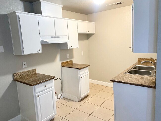 Foto del edificio - 2645 W Robinson Ave