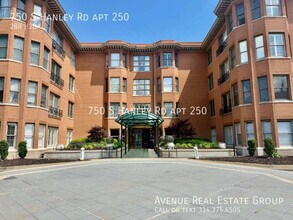 Building Photo - 750 S Hanley Rd