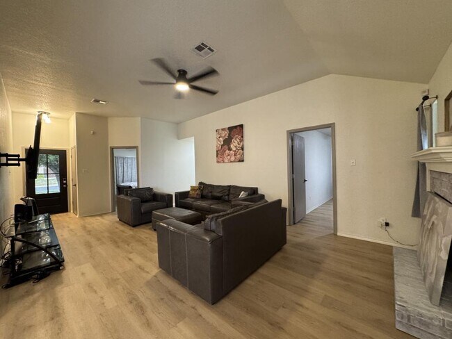 Foto del edificio - 806 James Loop