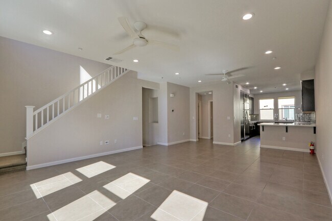 Building Photo - 336 Bautista Pl