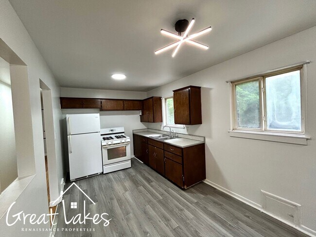 Building Photo - Charming 3 Bedroom 1 Bathroom now availabl...