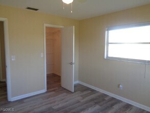 Building Photo - 905 SW 40th Terrace Building Photo - 905 SW 40th Terrace