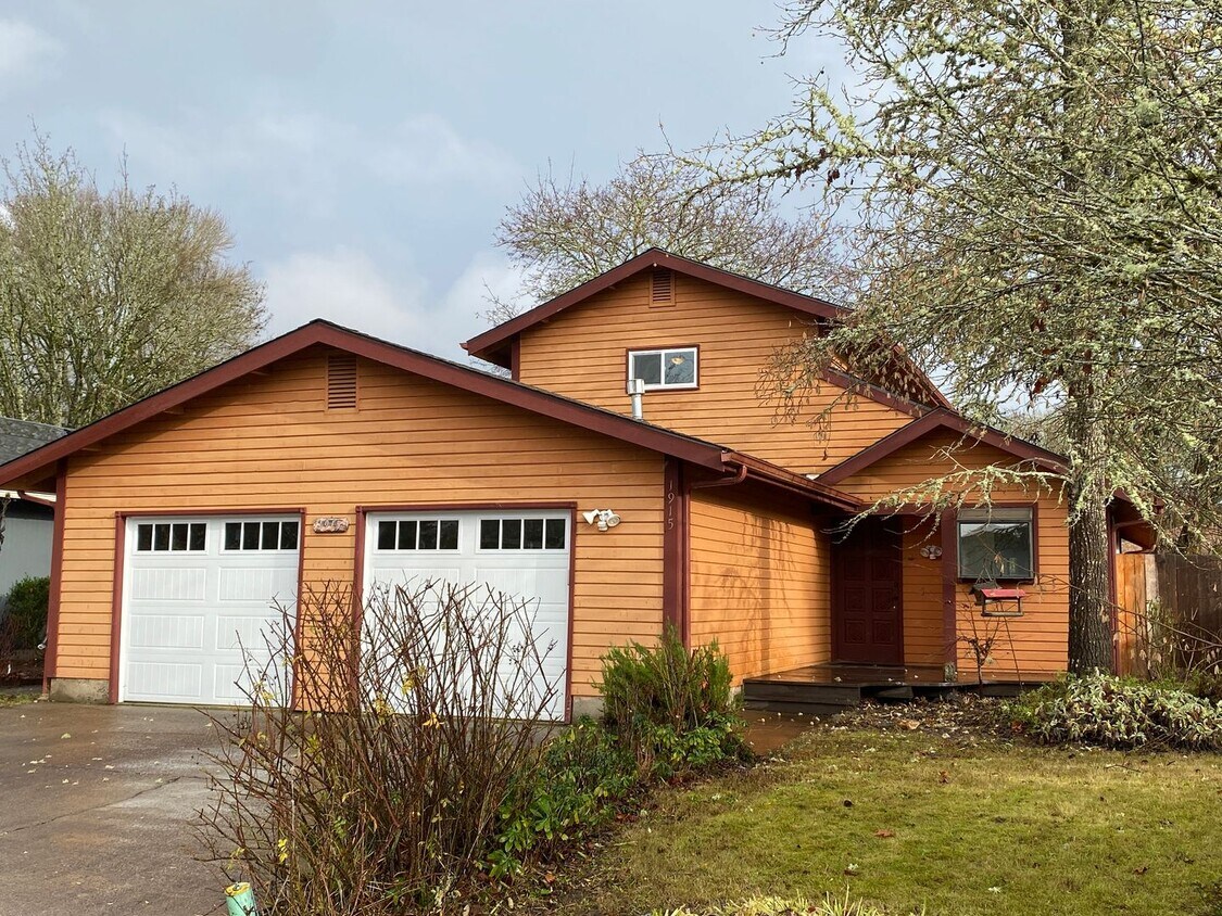 Primary Photo - Spacious 4 Bedroom House in South Town!