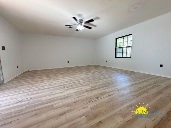 Foto del edificio - Unique 4 Bedroom Home Near Ferry Park