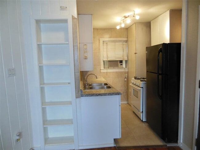 Building Photo - 2417 Rosedale St