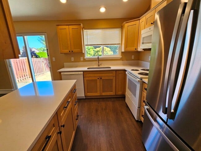 Building Photo - 3Bd/2Ba Single Story Home-Available to View!