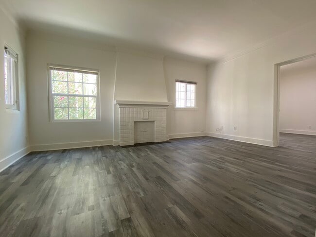 Building Photo - 133 S St Andrews Plz