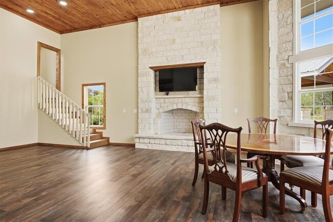 Building Photo - 520 Matzig Cove